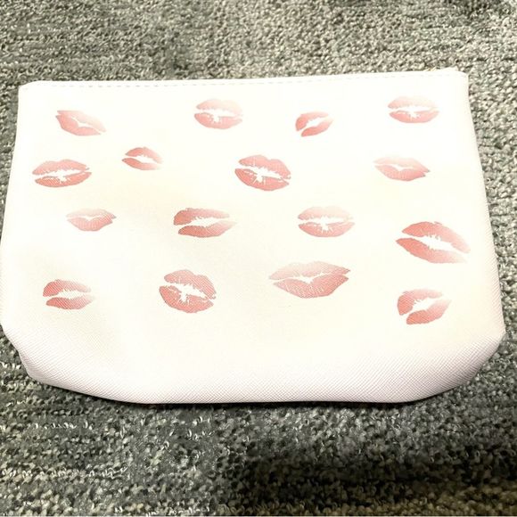 Perfectly Posh | Kisses Pink Makeup Bag - Picture 3 of 3